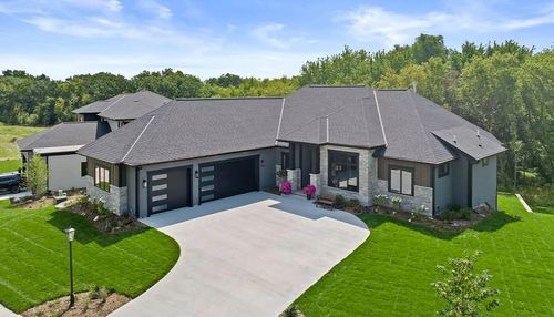 5525295 Crescent Hill Dr, Sussex, WI, 53089-1290 | Card Image