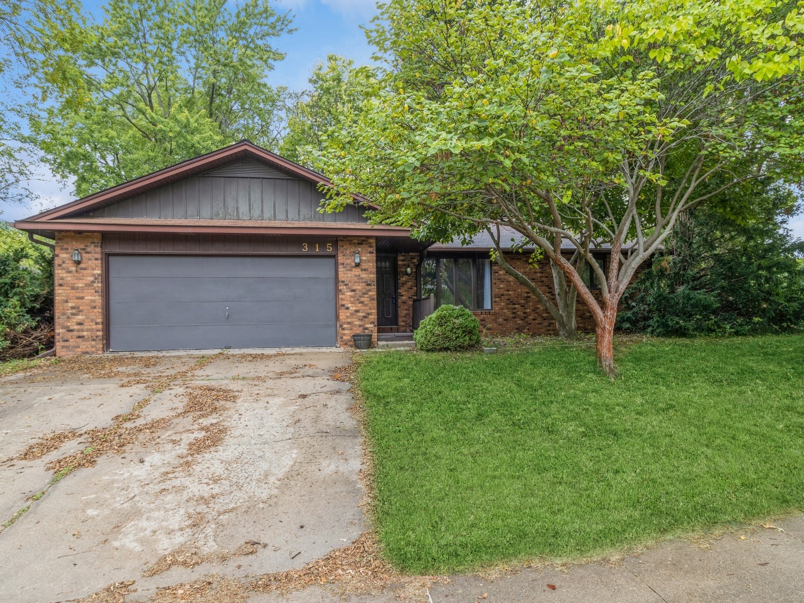 5th St, Pella, IA 50219