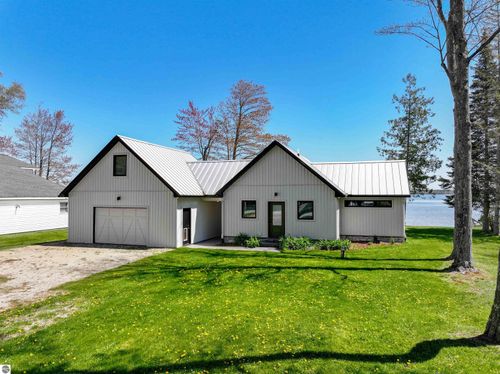109 Davidsen Rd, Cadillac, MI, 49601-9379 | Card Image