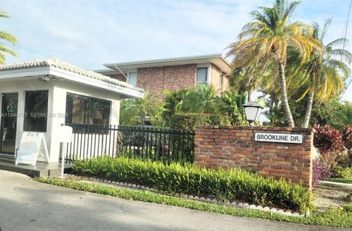 6804-6804 Brookline Dr, Hialeah, FL, 33015-2401 | Card Image