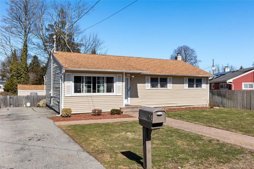 18 Wexford St, Huntington, NY, 11743-6329 | Card Image