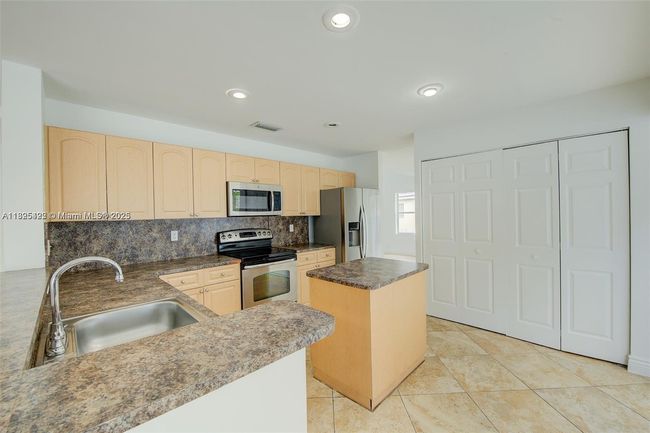 1127 Sw 104 Th Way, House other with 4 bedrooms, 3 bathrooms and null parking in Pembroke Pines FL | Image 13