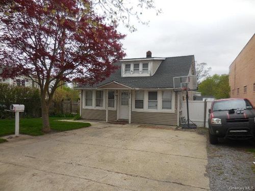 211 Lowndes Ave, Huntingtn Sta, NY, 11746-1228 | Card Image