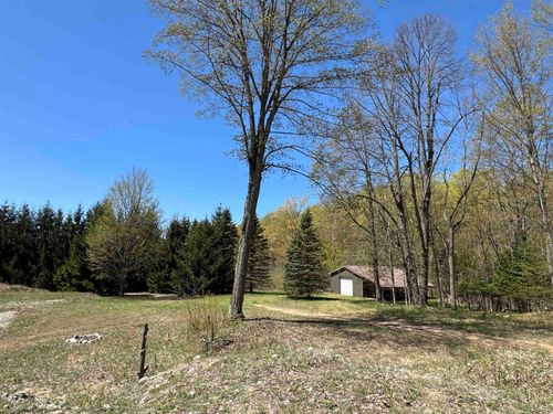 7877 E Bernadette Dr, Lake Leelanau, MI, 49653-9420 | Card Image