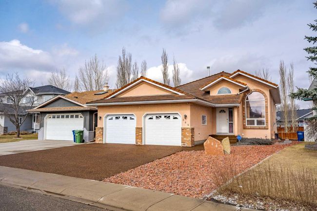 344 Waterstone Place Se, Home with 4 bedrooms, 3 bathrooms and 4 parking in Airdrie AB | Image 1
