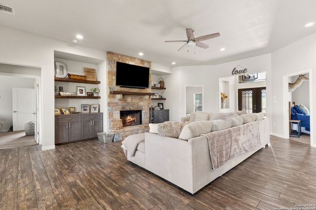 494 Flash Cir, Home with 4 bedrooms, 4 bathrooms and null parking in Luling TX | Image 4
