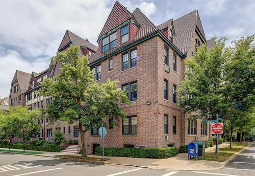 318-6 Burns St, Forest Hills, NY, 11375 | Card Image