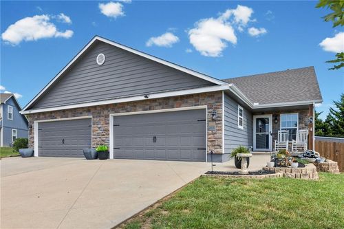 161 S Whilshire Dr, Tonganoxie, KS, 66086-8942 | Card Image