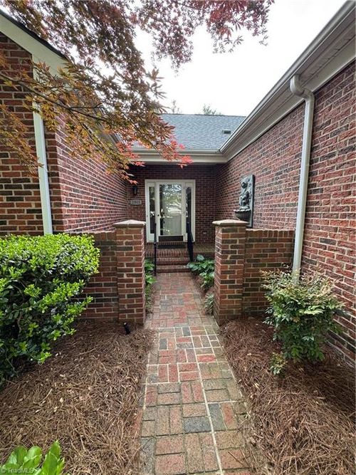 1805 Country Club Dr, High Point, NC, 27262-4584 | Card Image