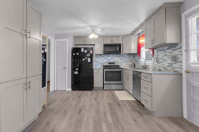 4 Alexander Rd, House other with 3 bedrooms, 3 bathrooms and 4 parking in Bloomfield CT | Image 8