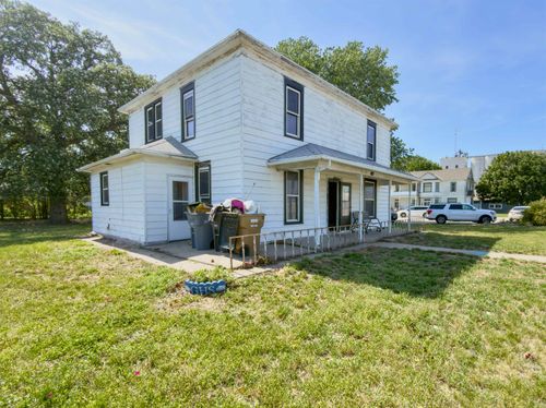 102 Court St, Gibbon, NE, 68840-6226 | Card Image