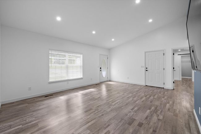 New flooring throughout | Image 6