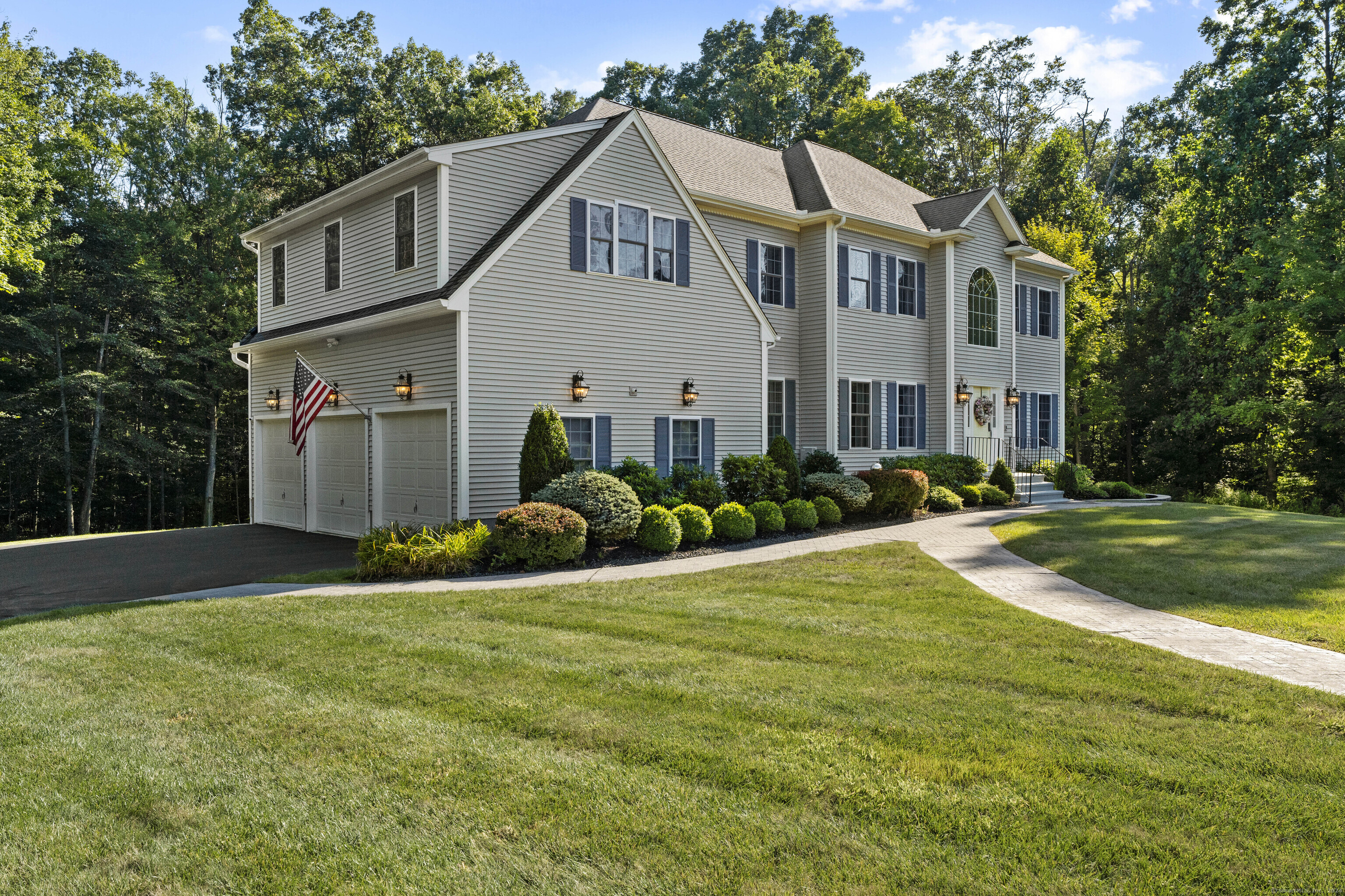 Shangri Ln, Wallingford, CT 06492