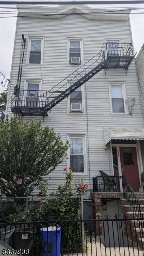 714 14th St, Union City, NJ, 07087-6218 | Card Image