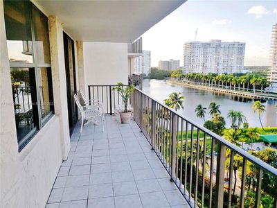 906 - 18151 Ne 31st Ct, Condo with 2 bedrooms, 2 bathrooms and null parking in Aventura FL | Image 2