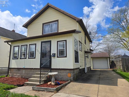 1214 Franklin Ave, Fremont, OH, 43420-1704 | Card Image