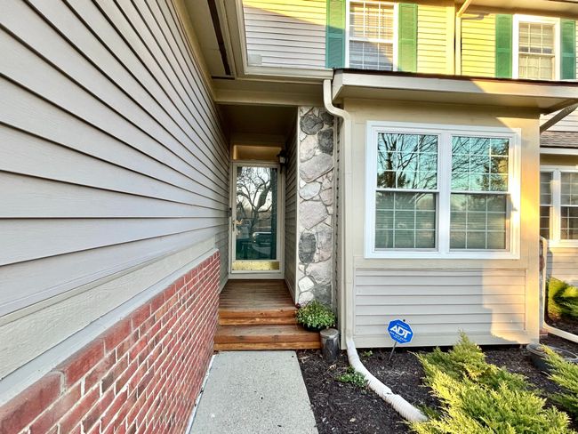 Attractive curb appeal with stone accent | Image 44