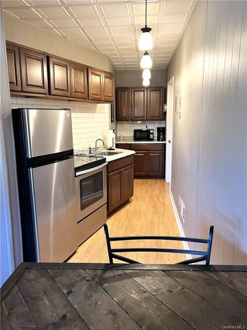 1-95 Albany St, Poughkeepsie, NY, 12601-1733 | Card Image