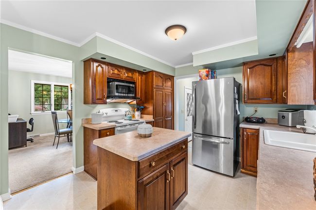 3213 Greentree Cir, House other with 3 bedrooms, 3 bathrooms and 2 parking in New Castle PA | Image 4