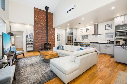 1049 S Washington Ave, Fayetteville, AR, 72701-6677 | Card Image