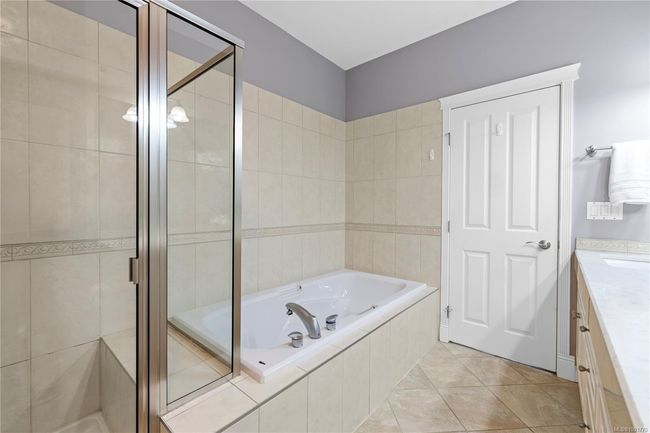 Soaker tub and walk-in shower | Image 11