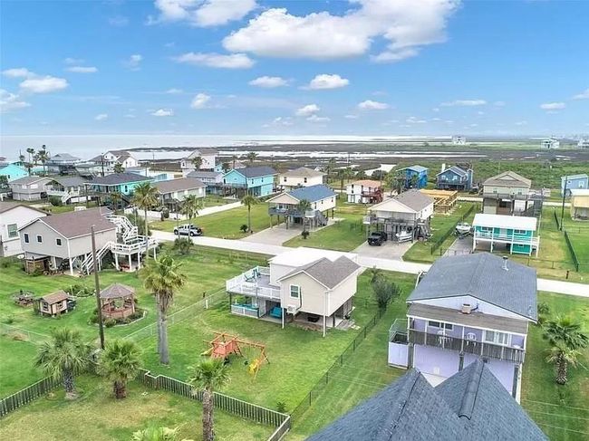 Aerial view of fenced backyard. | Image 22