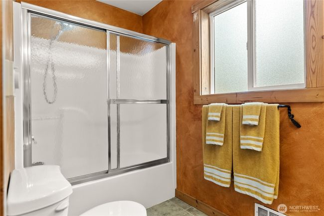 Downstairs full bathroom with tub/shower combo | Image 23