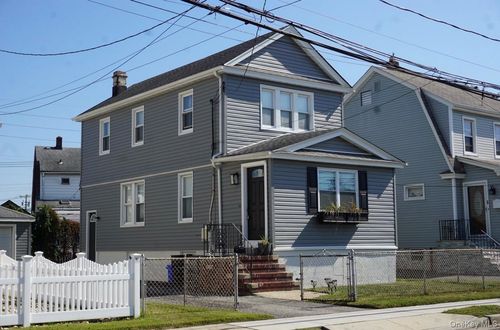 31 Drew St, Valley Stream, NY, 11581-2901 | Card Image