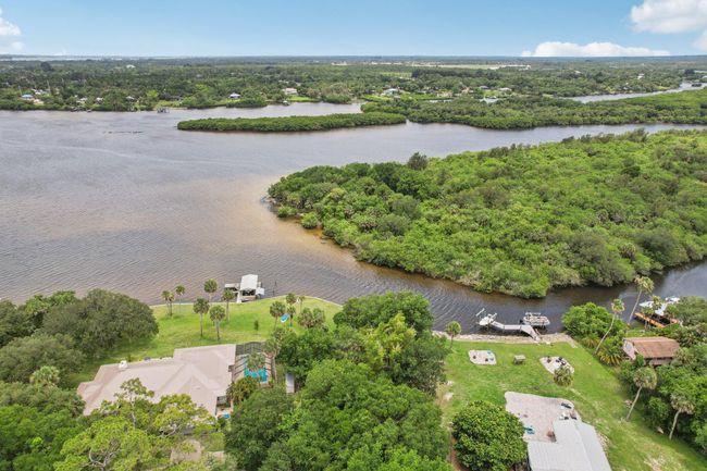 9830 Oak Trl, House other with 3 bedrooms, 3 bathrooms and null parking in Sebastian FL | Image 9