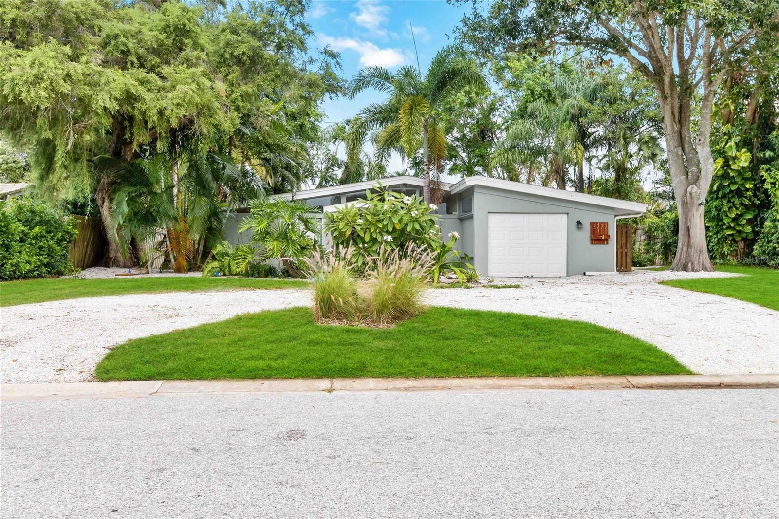 Sunnyside Ln, Sarasota, FL 34239