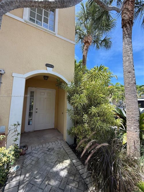 104-2082 Ne 167th St, North Miami Beach, FL, 33162-6225 | Card Image