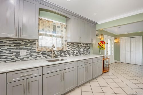 58 Albatross Rd, Levittown, NY, 11756-2103 | Card Image