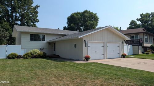 1635 Oakland Dr, Bismarck, ND, 58504-6483 | Card Image