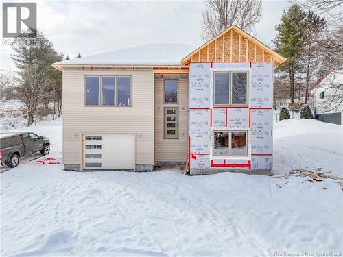 16 Mayflower St, Fredericton, NB, E3C1L5 | Card Image