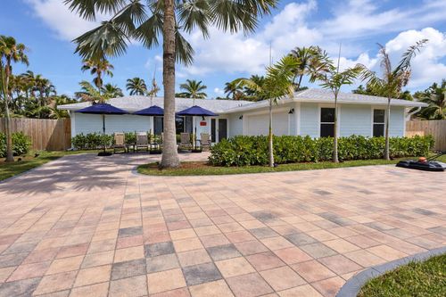 423 Beacon St, Tequesta, FL, 33469-2901 | Card Image