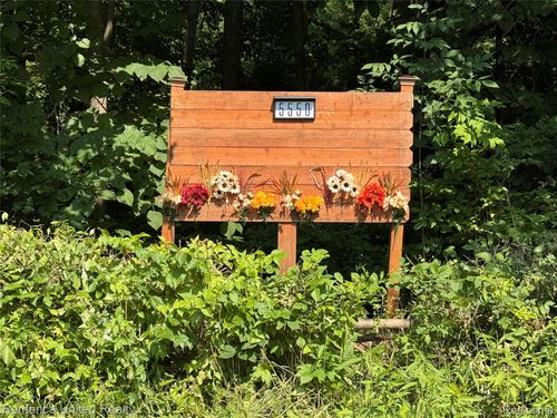 5550 Fisher Rd, Howell, MI, 48855-9252 | Card Image