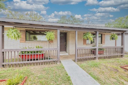 705 Dunning St, Gonzales, TX, 78629-2311 | Card Image