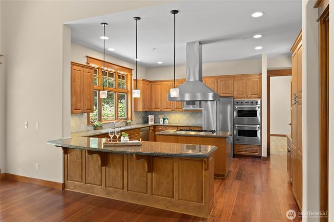 A large chefs kitchen perfect for entertaining or those holiday dinners, with double ovens. | Image 12