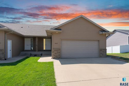 5603 W Bakker Park Dr, Sioux Falls, SD, 57106-2886 | Card Image