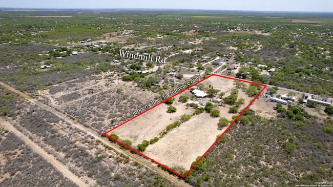 1390 Windmill Rd, House other with 2 bedrooms, 2 bathrooms and null parking in Uvalde TX | Image 38