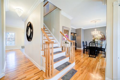 423 Jackson Ave, New Windsor, NY, 12553-8981 | Card Image