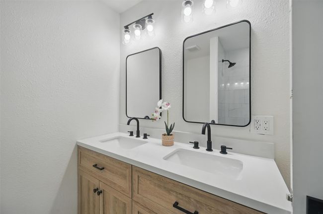Hall Bathroom | Image 11