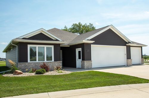132 Fairway Dr, Waverly, IA, 50677-9201 | Card Image