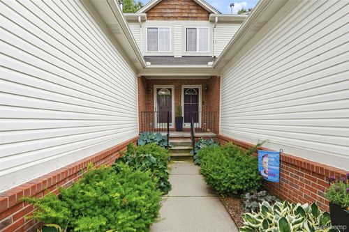 3293 Baldwin Woods Dr, Lake Orion, MI, 48359-2359 | Card Image