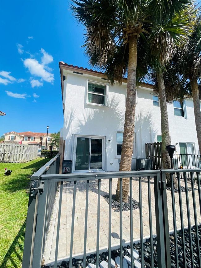 4333 Braxton Ave, Condo with 2 bedrooms, 3 bathrooms and null parking in West Palm Beach FL | Image 4