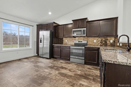 529 Swan River Dr, Benton Harbor, MI, 49022-6167 | Card Image