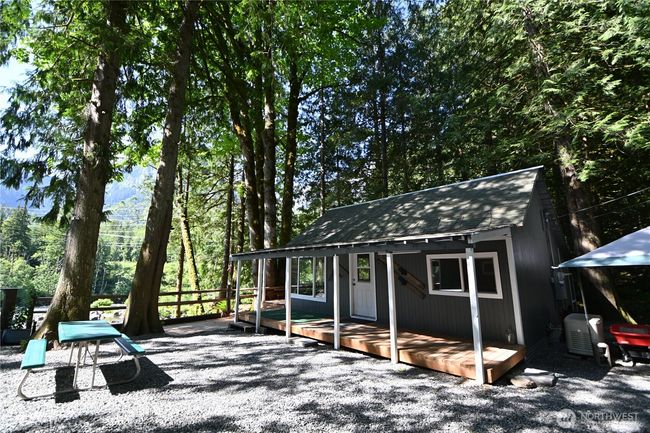 Lots of room for hosting large gatherings. | Image 23