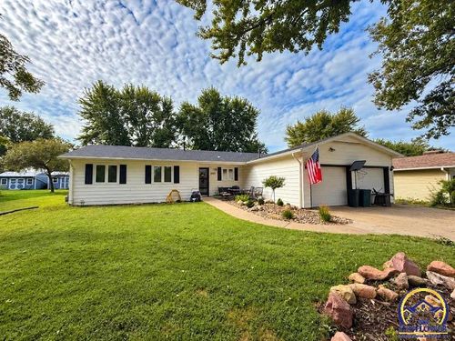 207 Osage Ave, Hiawatha, KS, 66434-2748 | Card Image