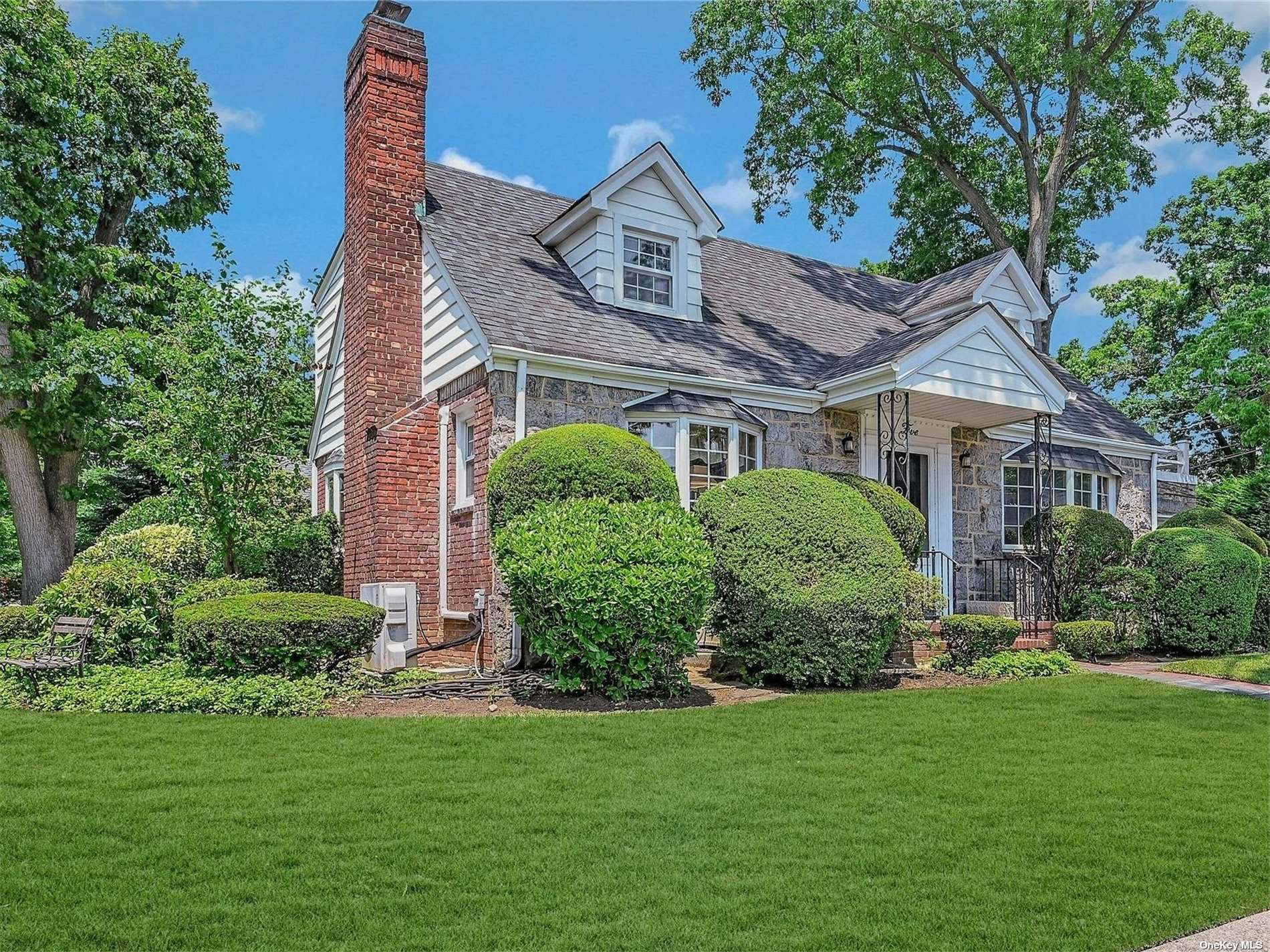 Elm Dr, New Hyde Park, NY 11040
