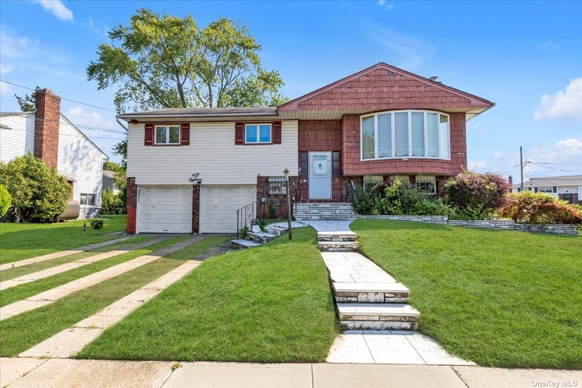 Page Dr, Hicksville, NY 11801